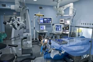 Quirofano-utilizado-cirugia-de-la-epilepsia Moderno quirófano neuroquirúrgico, en el que destaca, neuronavegador, microscopio electrónico, vEEG,...